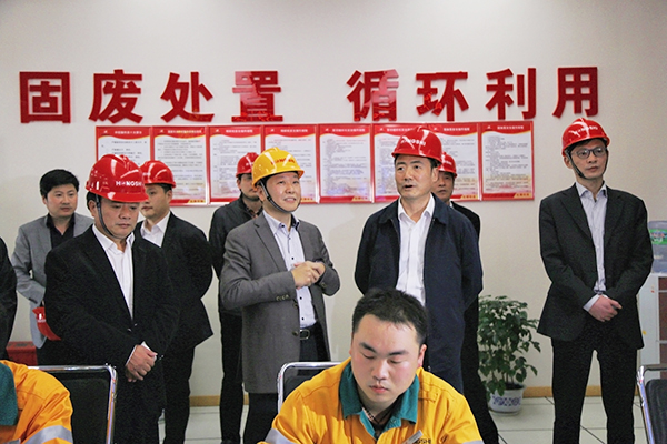 2016年3月，浙江省人大常委會(huì)副主任趙光君（右二，時(shí)任金華市委書(shū)記）來(lái)集團(tuán)調(diào)研水泥窯協(xié)同處置固廢項(xiàng)目，肯定集團(tuán)在“五水共治”、環(huán)境保護(hù)等方面作出的貢獻(xiàn)