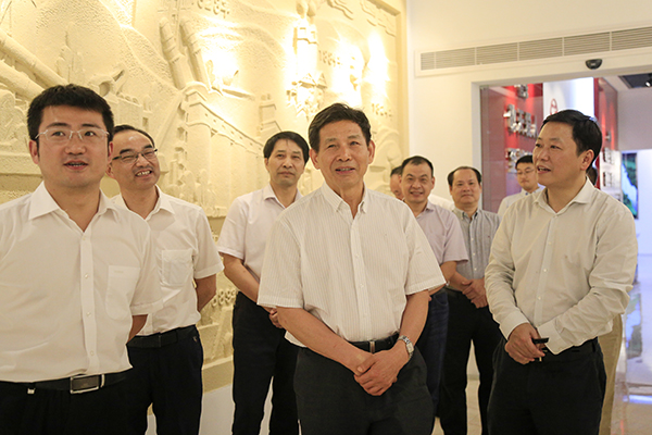 2017年9月，中國(guó)建筑材料聯(lián)合會(huì)會(huì)長(zhǎng)喬龍德（中）來(lái)集團(tuán)調(diào)研，充分肯定集團(tuán)在創(chuàng)新驅(qū)動(dòng)、綠色發(fā)展、“一帶一路”等方面取得的成績(jī)