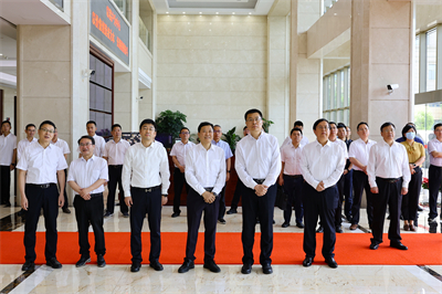 2023年5月，浙江省副省長(zhǎng)盧山（前排右二）來(lái)紅獅集團(tuán)調(diào)研境外投資、總部經(jīng)濟(jì)工作