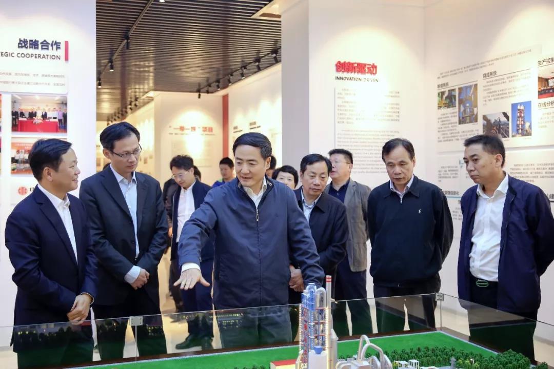 浙江省人大常委會(huì)副主任趙光君（左三）看望省人大代表、紅獅集團(tuán)董事長(zhǎng)章小華
